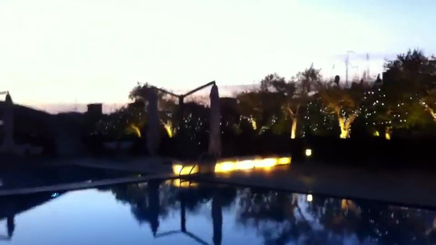 Luci bordo piscina e siepi 