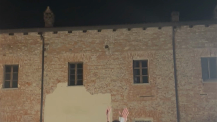 Taglio della torta su fontana. 