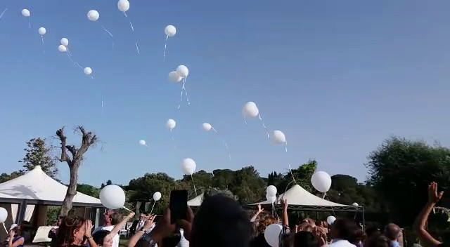 Lancio di palloncini ad elio 