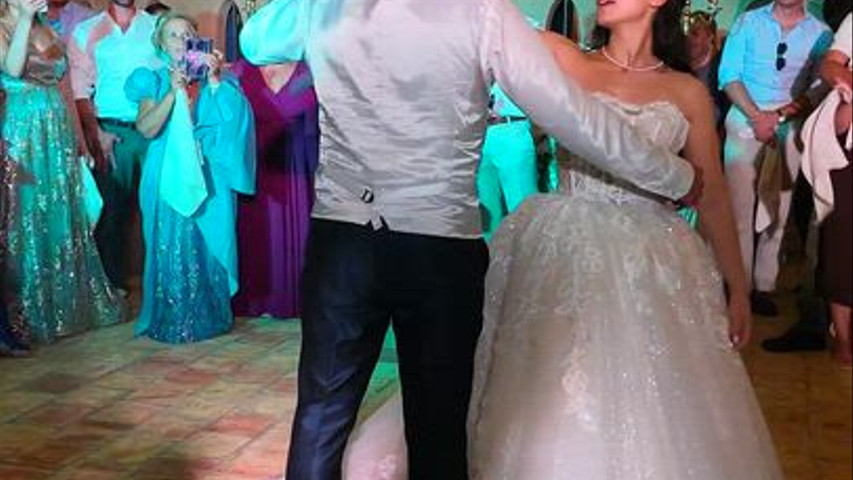 Romanticismo, Eleganza e pura Emozione nel loro Primo Ballo