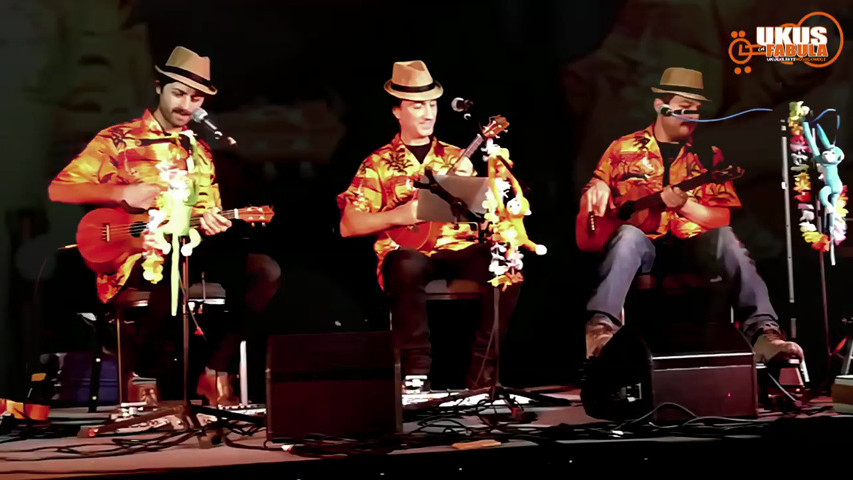 Dueling Ukuleles live