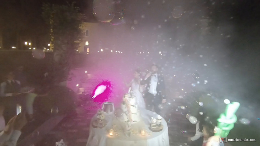 "Taglio della Torta tra le bolle di Sapone" - Matrimonio Travolgente - Musica Matrimoni - Puglia 2019