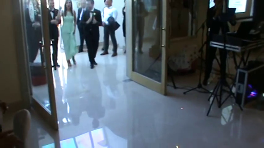 Sposi e invitati entrano ballando ingresso matrimonio 2015 villa medici