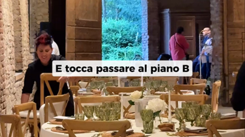 Nessuno sogna un matrimonio sotto la pioggia. Ma succede.