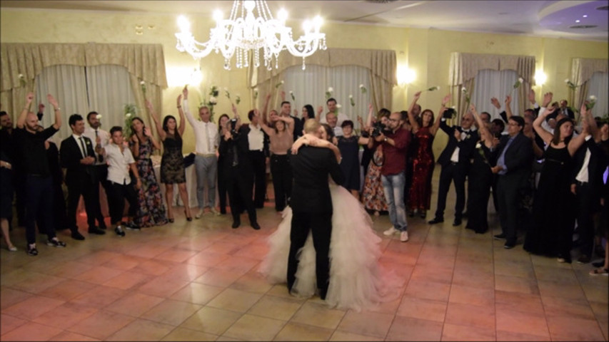 Primo ballo degli sposi con coreografia di rose