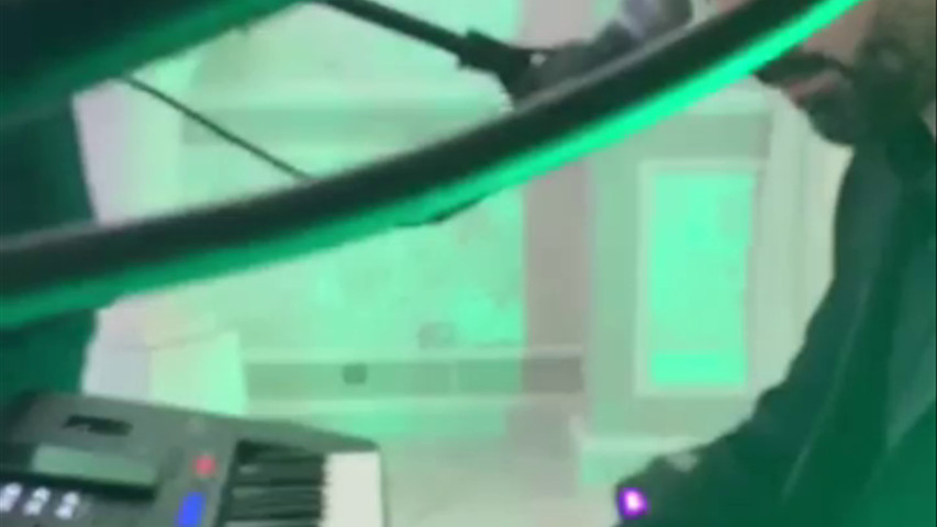 Piano, voce femminile, sax e violino