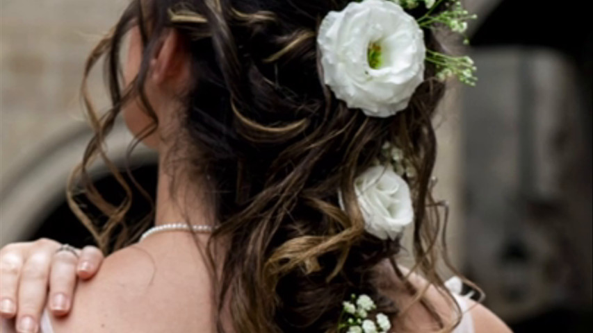 Semiraccolto morbido, versatile e davvero romantico con fiori veri inseriti all’Interno. 