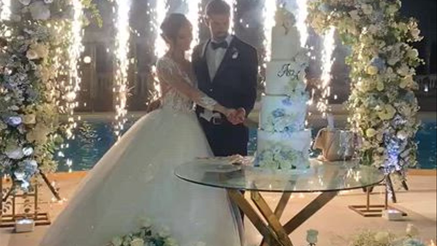Taglio torta a bordo piscina 