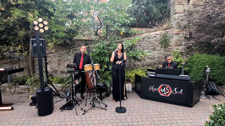 “Die With A Smile” dal vivo – Trio Piano, Voce e Percussioni