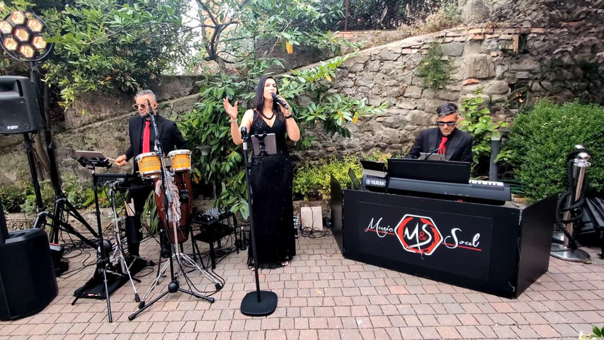 “Happy” dal vivo – Trio Piano, Voce e Percussioni per un ricevimento coinvolgente