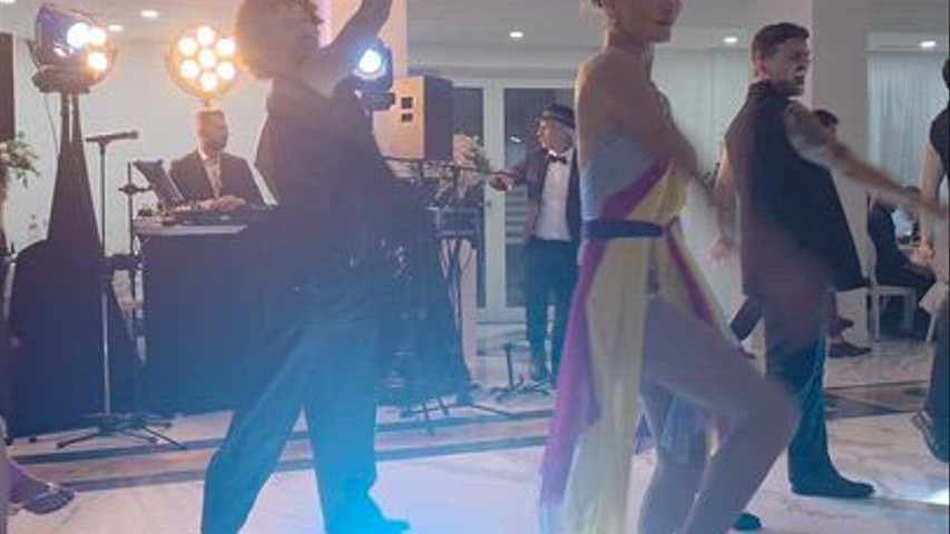 SHOW DANCER