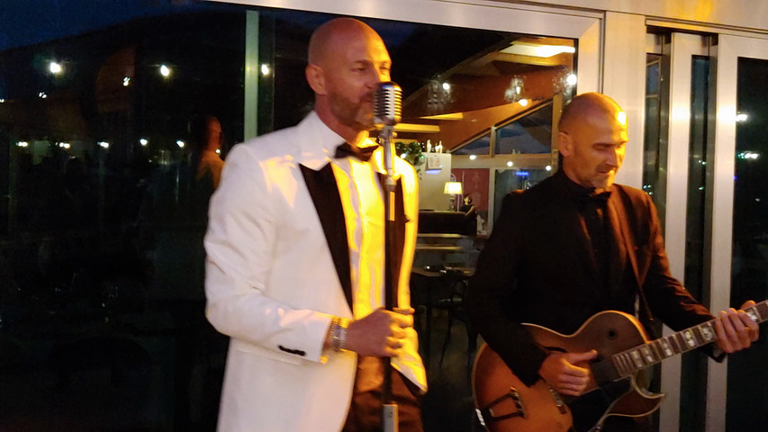 Chitarra e voce per un inizio all'insegna dell'eleganza