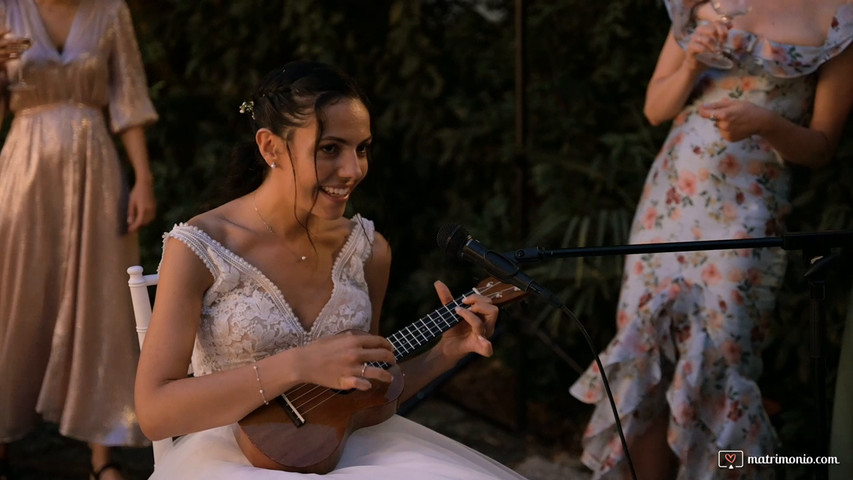 Country Wedding sulle colline di Bologna - Sposa suona ukulele