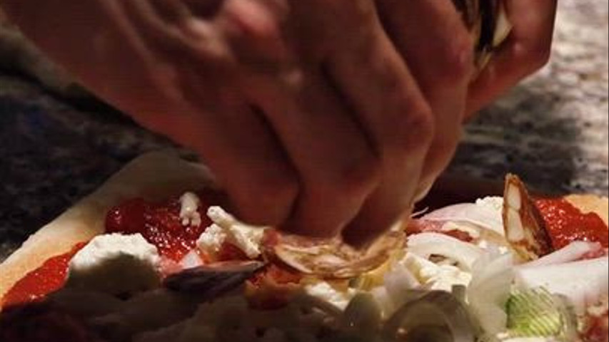 Brindisi, tuffi e pizza: la festa continua 
