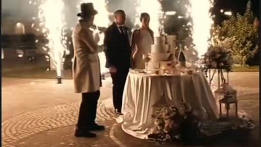 Taglio della torta sotto le stelle 
