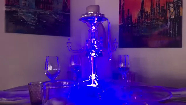 Il candelabro illuminato con un faro a batteria