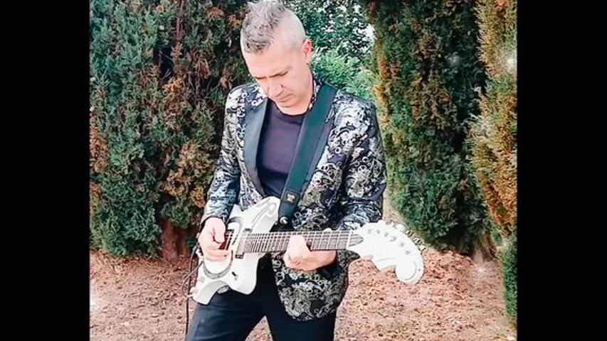 Violino sax chitarra in una sola mano