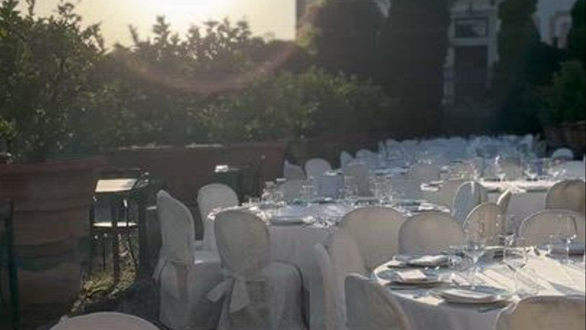 Tavoli esterni al tramonto