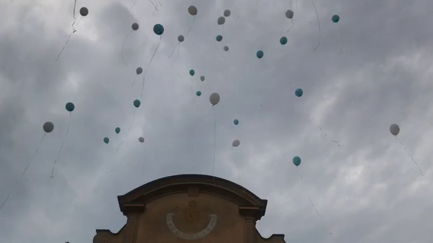 Volo di palloncini bianchi e azzurri