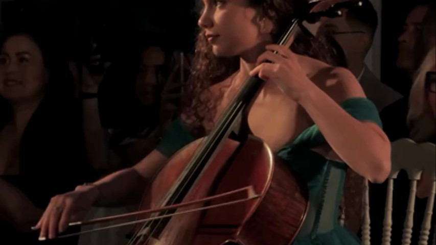 Luci soffuse abiti scintillanti e muse danzanti
