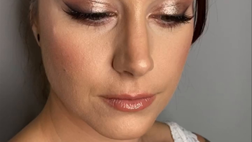 Trucco sposa moderno con eyeliner sfumato nei toni rosa