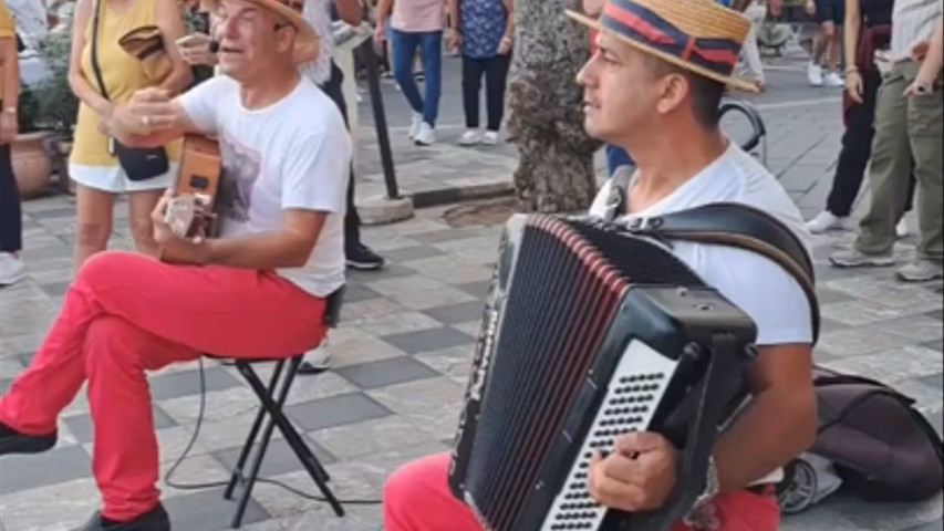 Suonatori in strada a Taormina