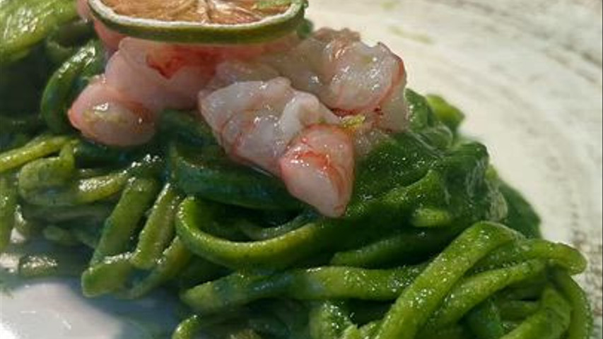 Tagliolini basilico pesto con gambero rosso 