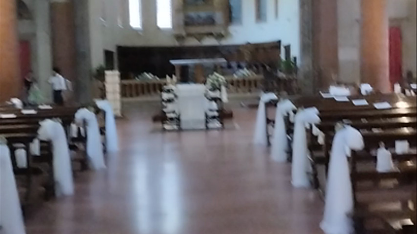 Allestimento in chiesa sui toni del bianco
