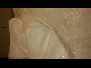 Ultimi ritocchi ad un abito da sposa d'alta moda