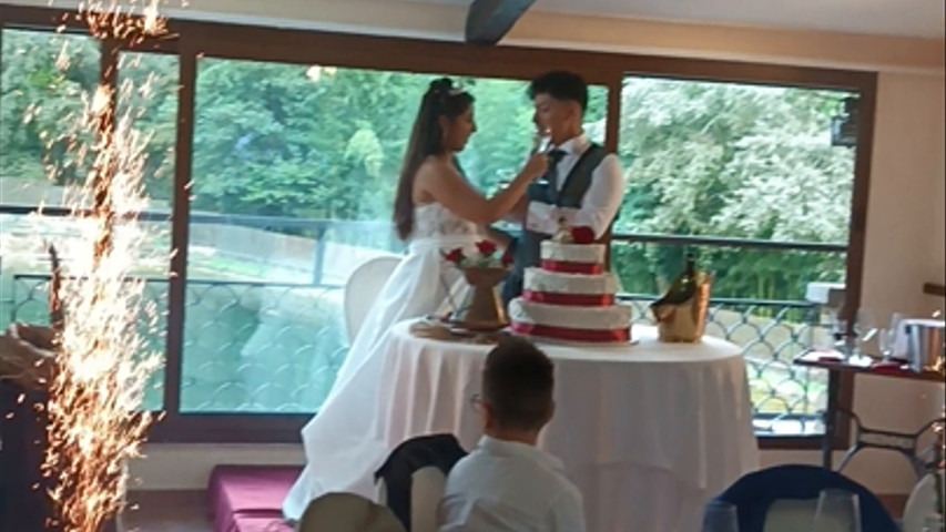 Matrimonio  taglio torta con fuochi d'artificio freddi