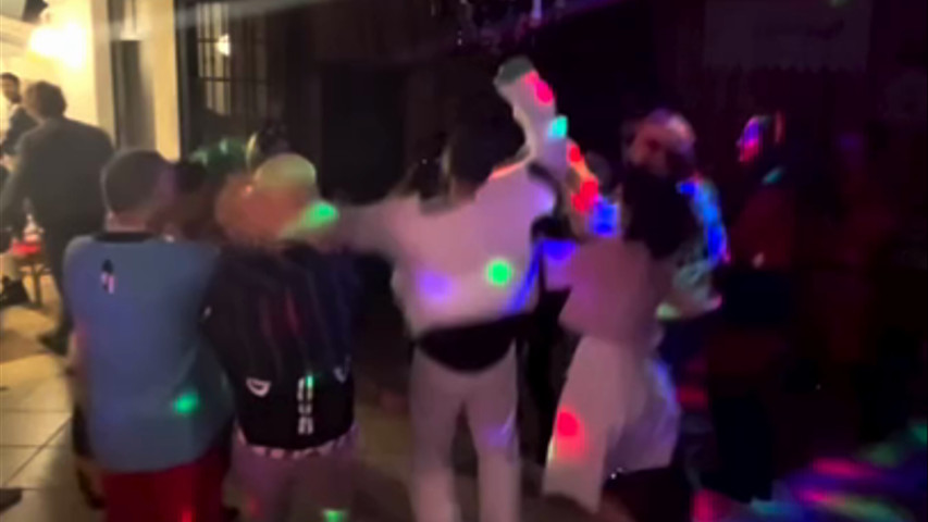 Festa in maschera dj karaoke balli di gruppo animazione