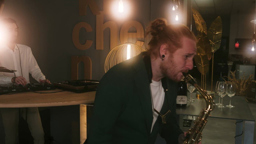 DJ set + sax live per un party elegante, coinvolgente e indimenticabile