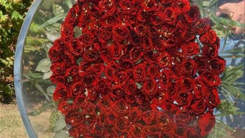 Tavolino in resina con bouquet 