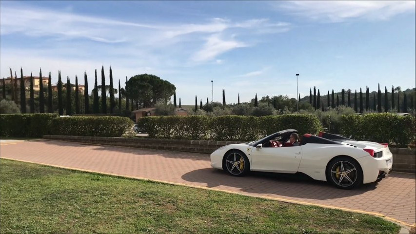 Elicottero e Ferrari sia in chiesa che al ristorante