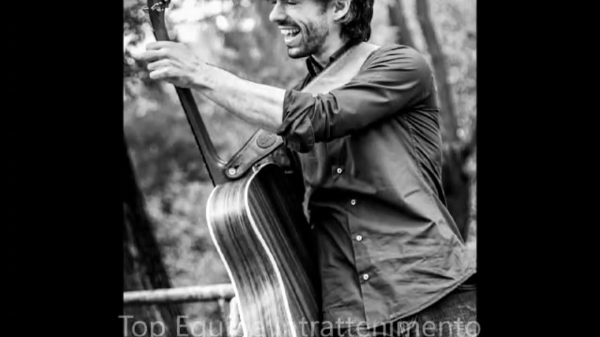 Luca, voce e chitarra