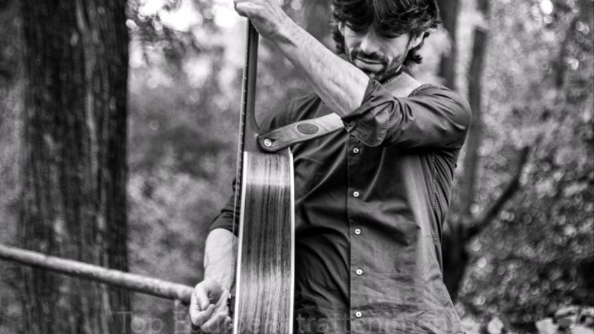 Luca, voce e chitarra - Blue suede shoes