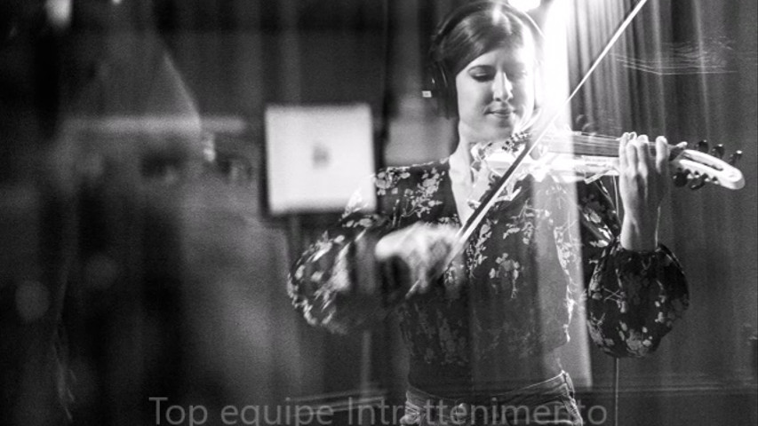 Valeria, violinista - Dance monkey