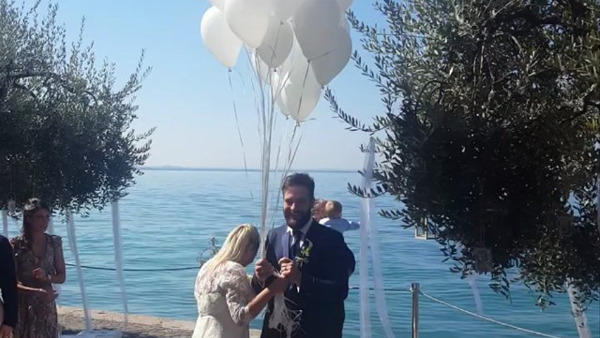 Che emozione, tutti insieme con gli sposi per il lancio dei palloncini, che la festa abbia inizio 