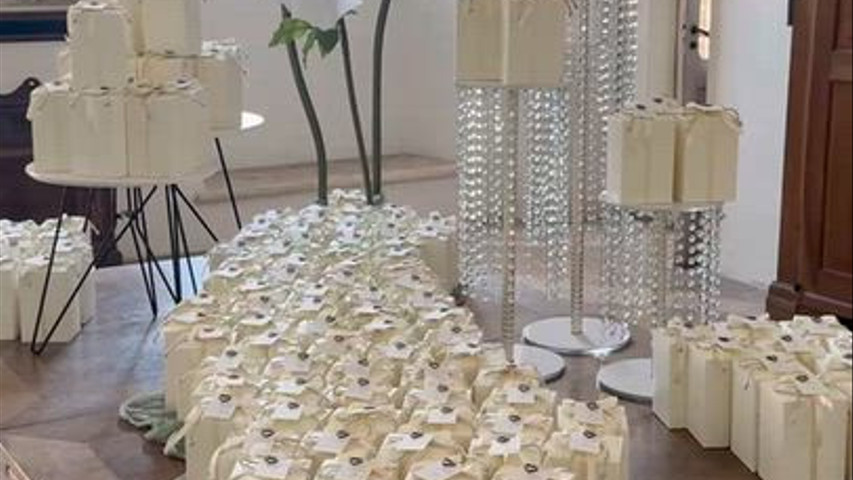 Preparazione tavolo bomboniere e confettata
