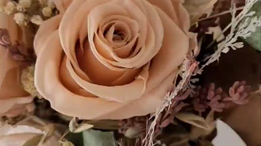 Bouquet di rose stabilizzate e fiori secchi boho