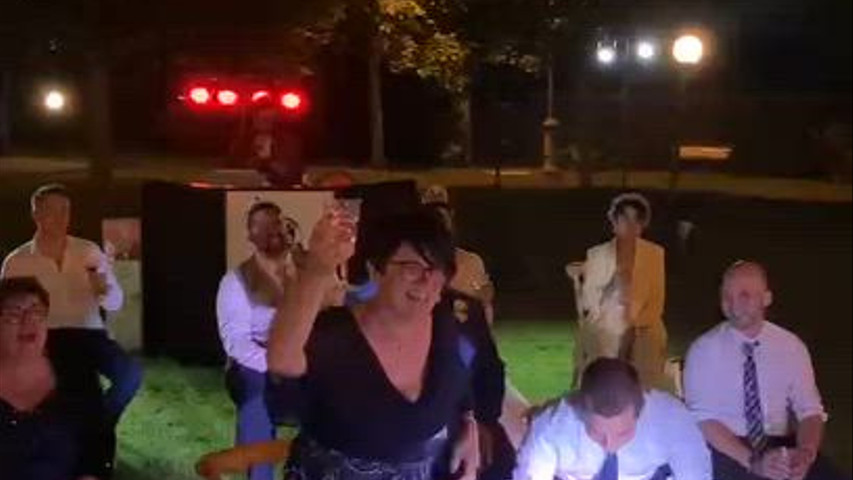 “Il gioco della carrozza: risate assicurate e invitati protagonisti! Quando l’intrattenimento fa la differenza 💍🎶”