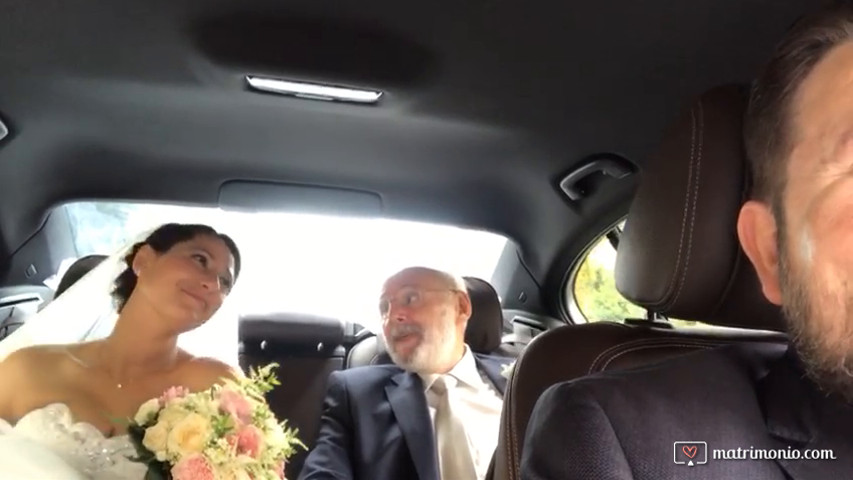 Sposa in auto con il papa cantate