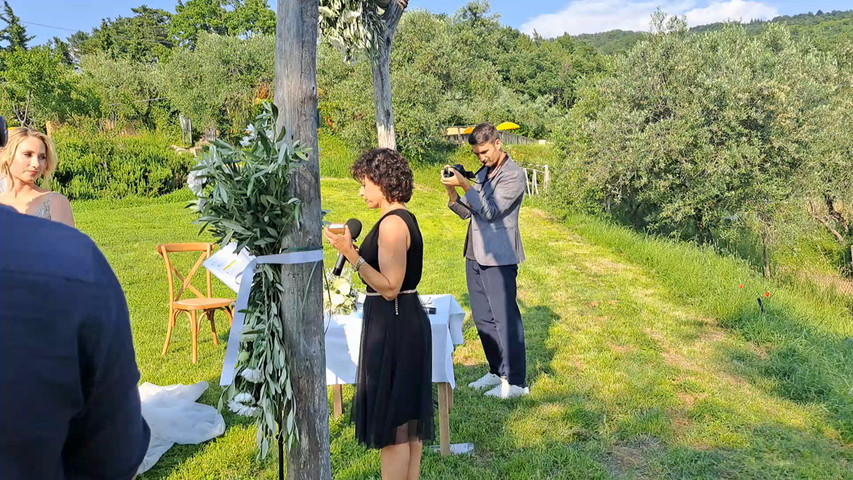 Rings exchange for L and B, Tuscany castle