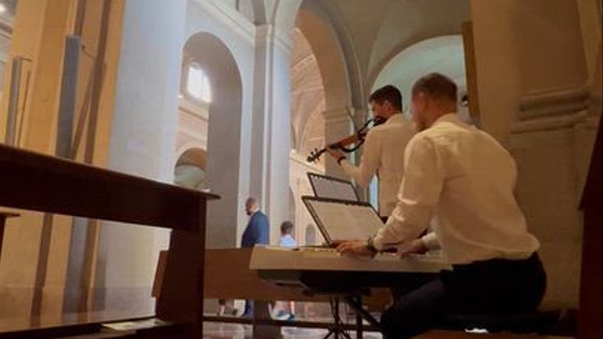 Musica elegante e romantica per accompagnare i momenti più emozionanti della cerimonia. 