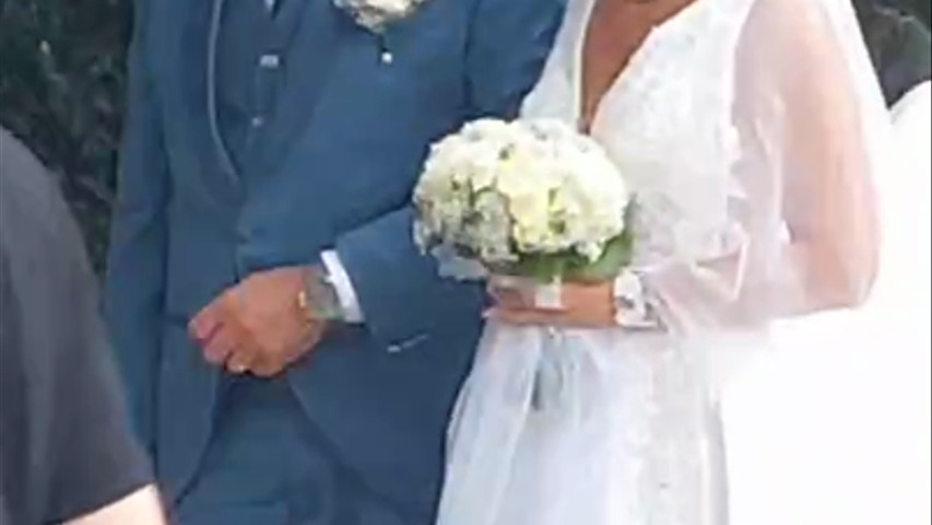 Per il giorno più importante della sua vita, Lara ha scelto l’eleganza senza tempo