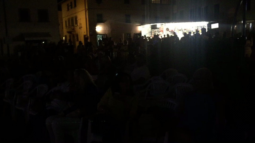Daniele Parenti Flash canta Un Beso di Prince Royce  in uno spettacolo in piazza 