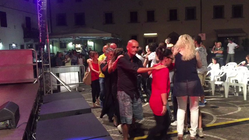 Daniele Parenti Flash canta presenta ed intrattiene la piazza con La Vida ed un Carnaval