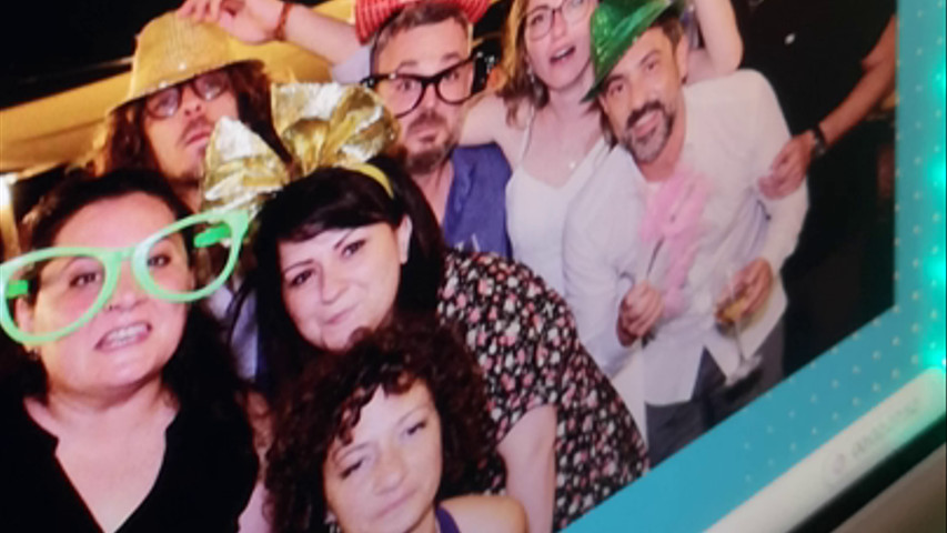 Momenti di normalità davanti al Selfie Box 