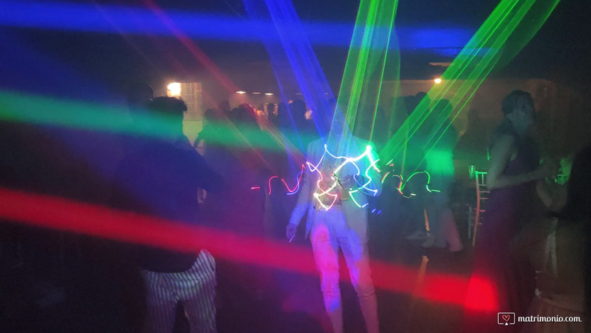 laser light show - dj - animazione- divertimento - dance 