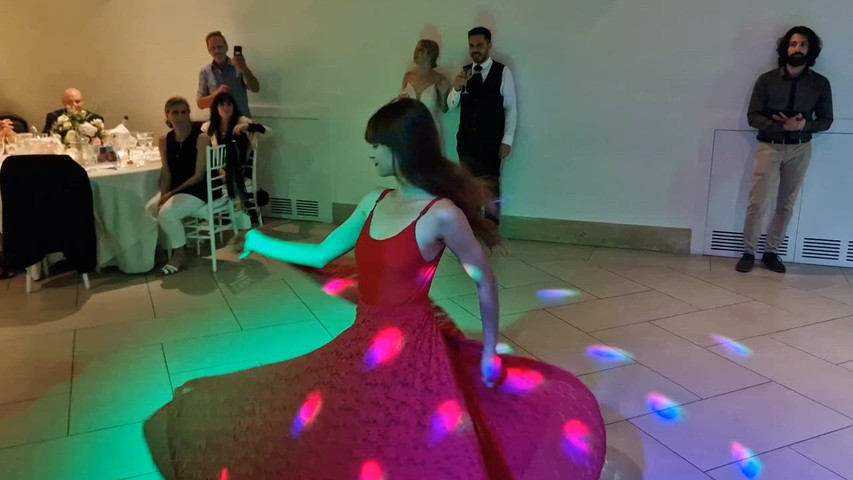 Musica popolare con violino e ballerina